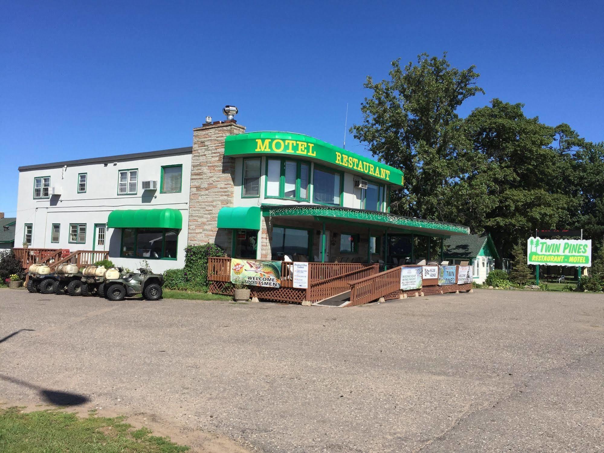 Twin Pines Resort Garrison エクステリア 写真